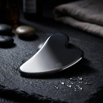 Gua Sha i stål – Løft og form ansiktet