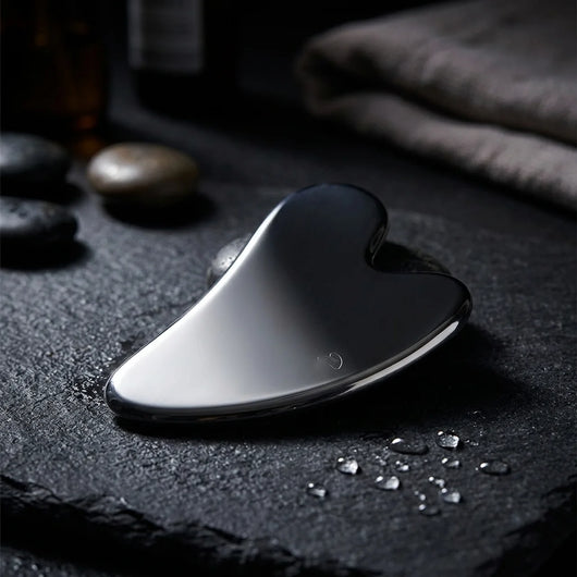 Gua Sha i stål – Løft og form ansiktet